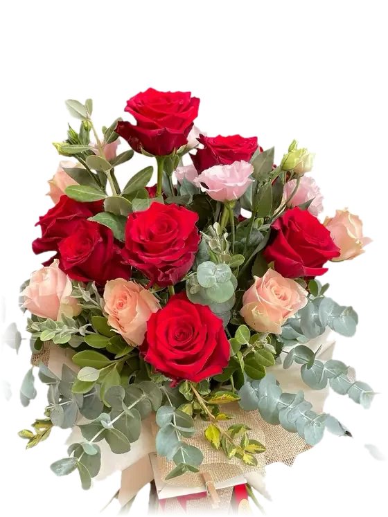 Bouquet Passione Classica con rose rosse, rosa tenue ed eucalipto