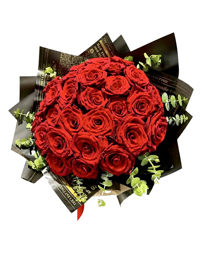 Mazzo di rose rosse a stelo lungo con eucalipto, confezionato in carta nera